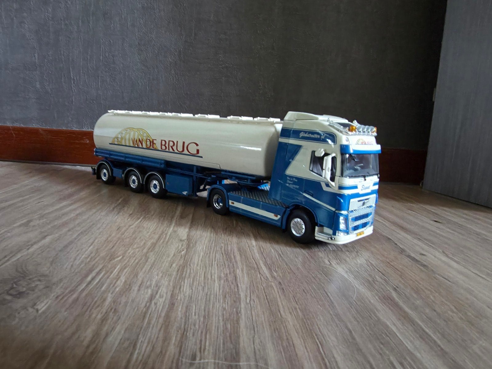 WSI Models Volvo FH4 Van de Brug Tankoplegger 1:50, Ophalen of Verzenden, Nieuw, Bus of Vrachtwagen, Wsi