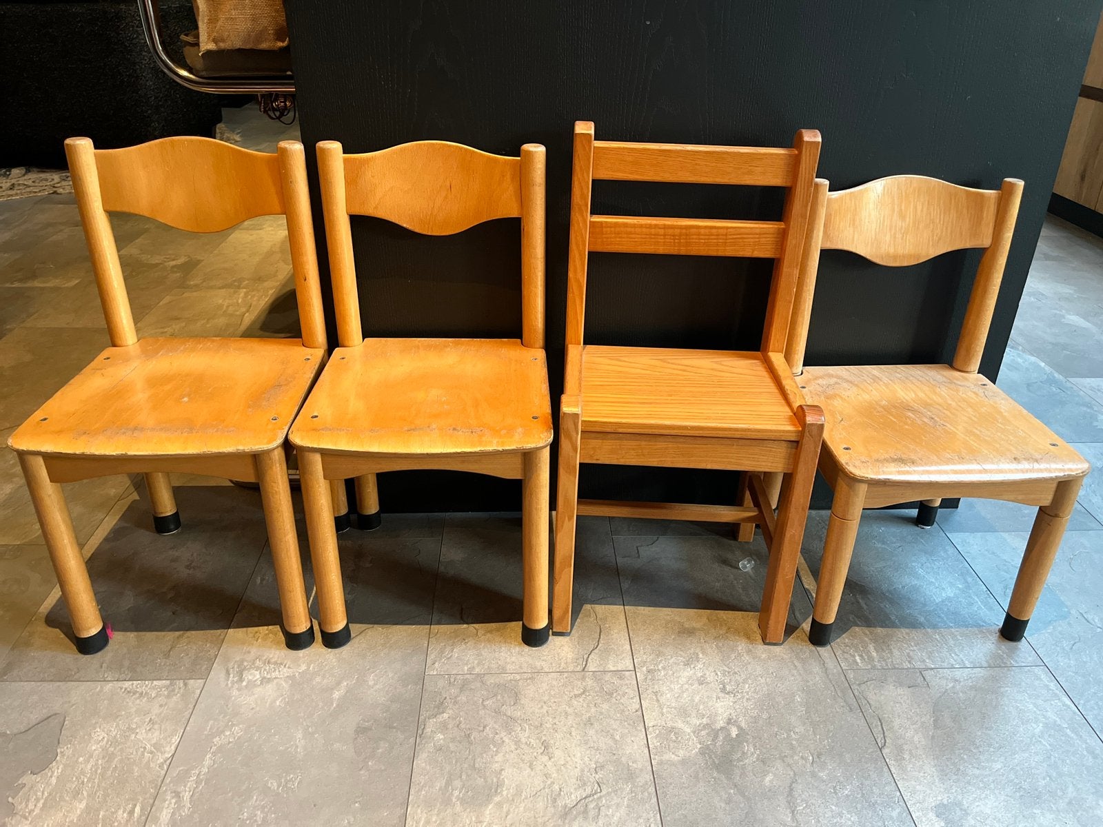 4 school stoeltjes, Ophalen, Zo goed als nieuw, Bruin, Twee