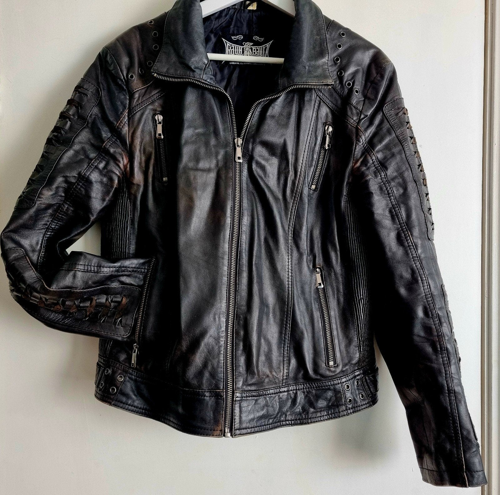 Stoere zwarte leren jas met vetersluiting en studs maat 40, Maat 38/40 (M), Zwart, Ophalen of Verzenden, Onbekend