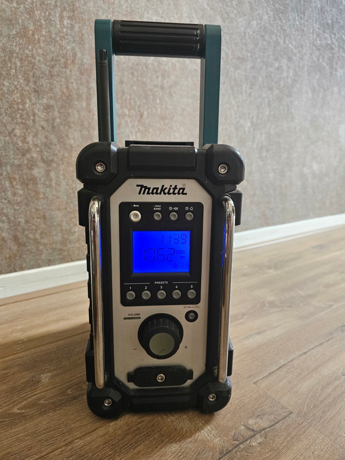Gebruikte Makita BMR102 bouwradio met accu en lader, Ophalen, Gebruikt, Bouwradio
