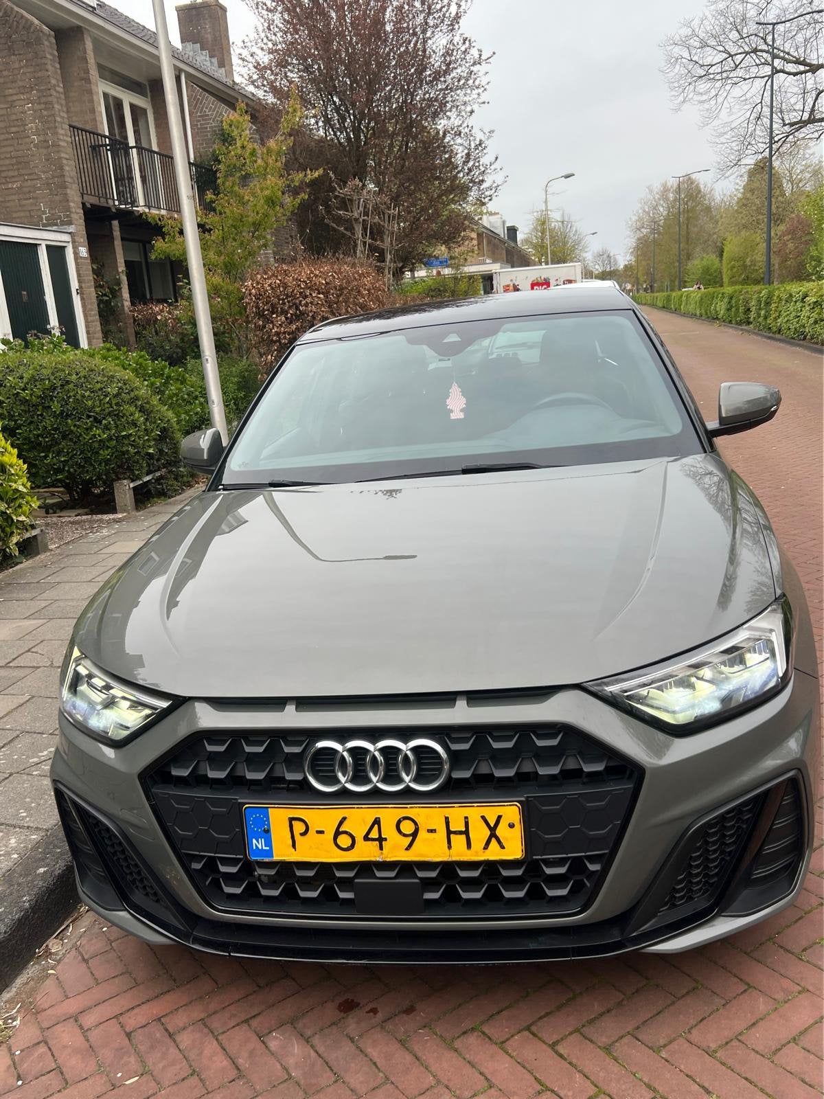 Audi A1 25 Tfsi 95pk 2022 Grijs, Auto's, Audi, Voorwielaandrijving, A1, Leder en Stof, 49 €/maand
