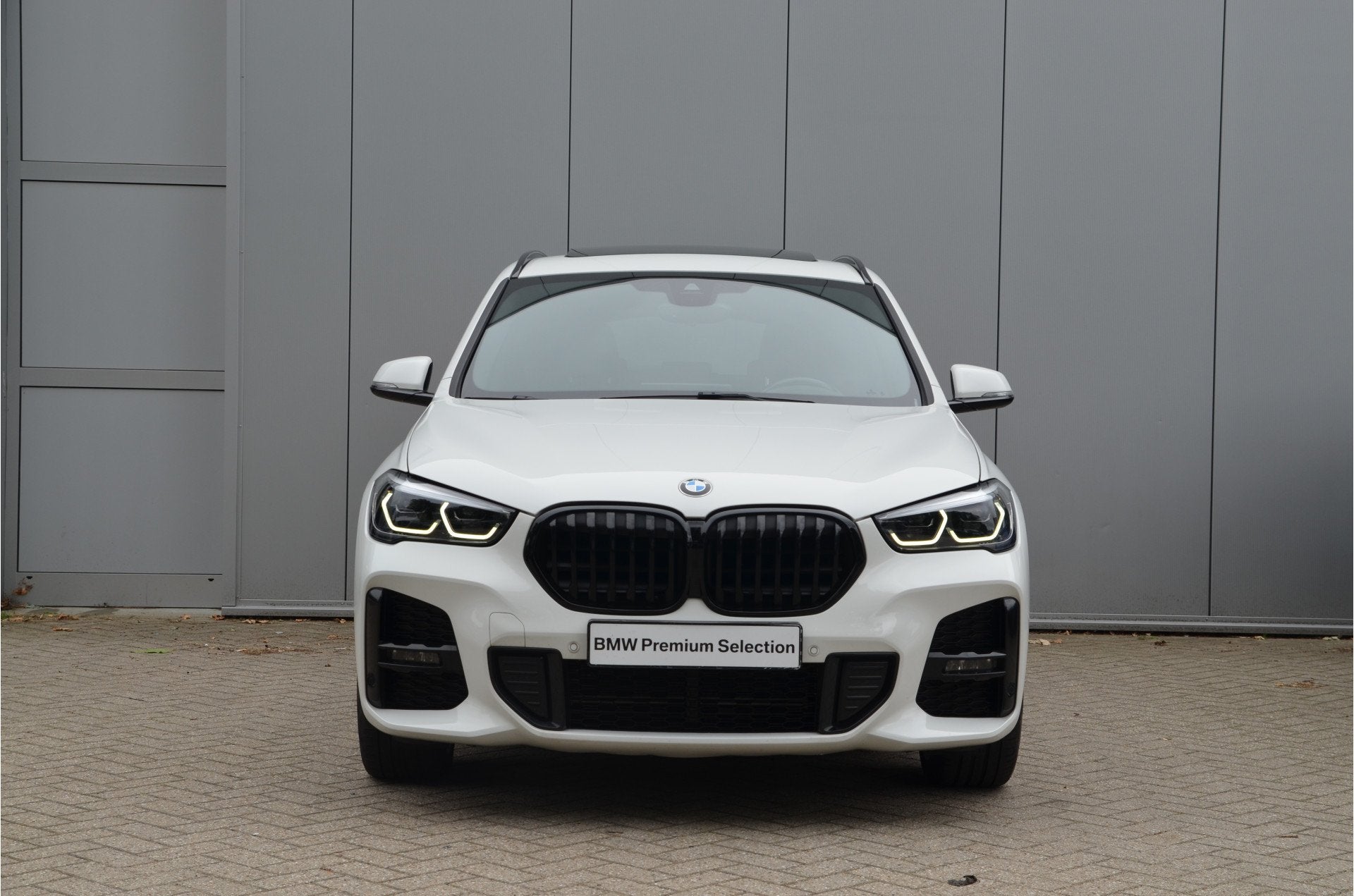 BMW X1 xDrive25e M Sport Automaat / Panoramadak / Sportstoel, Auto's, BMW, 8 kWh, Automatische klimaatregeling, Gebruikt, Met garantie (alle)
