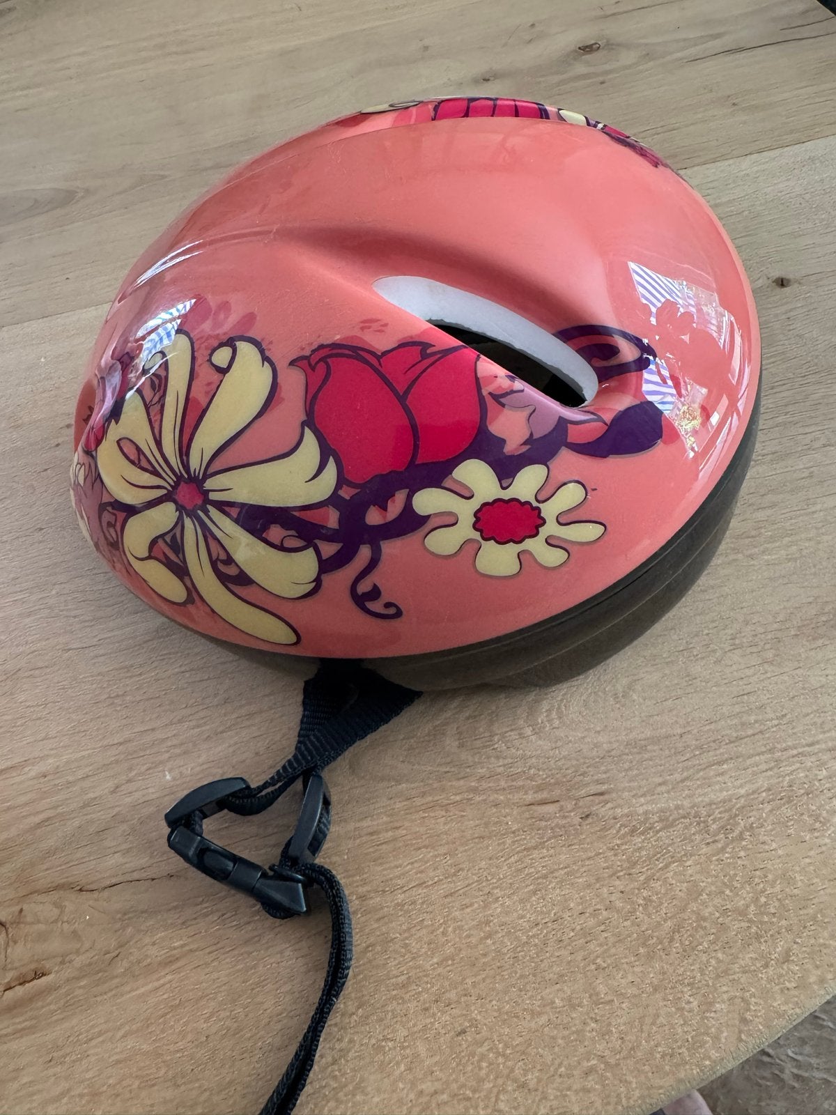 Kinderfietshelm met bloemenprint - Zo goed als nieuw, Fietsen en Brommers, Fietsaccessoires | Fietshelmen, Ophalen, Zo goed als nieuw