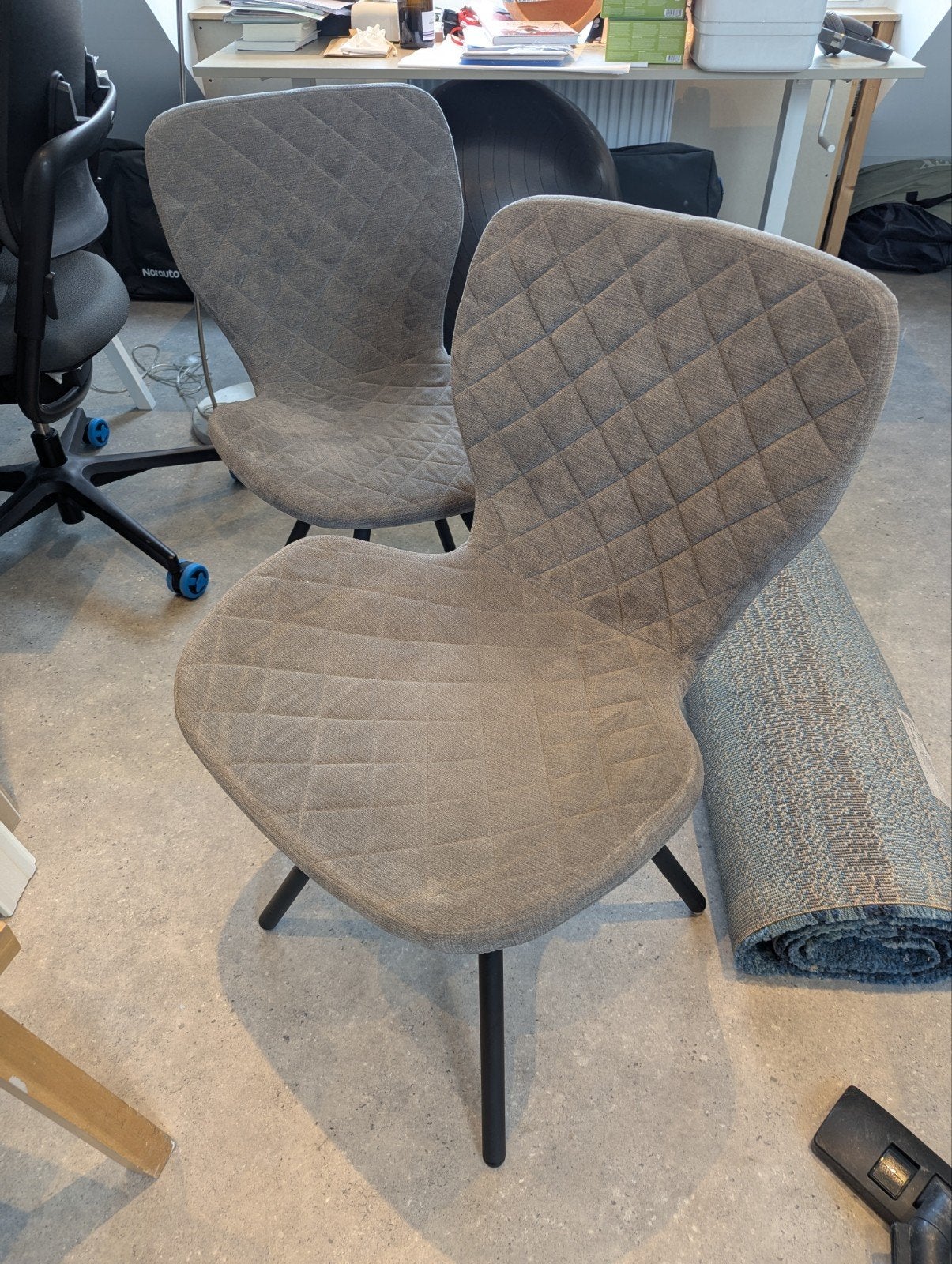 Grijze stoffen eetkamerstoelen met zwarte poten, Ophalen, Twee, Zo goed als nieuw, Stof
