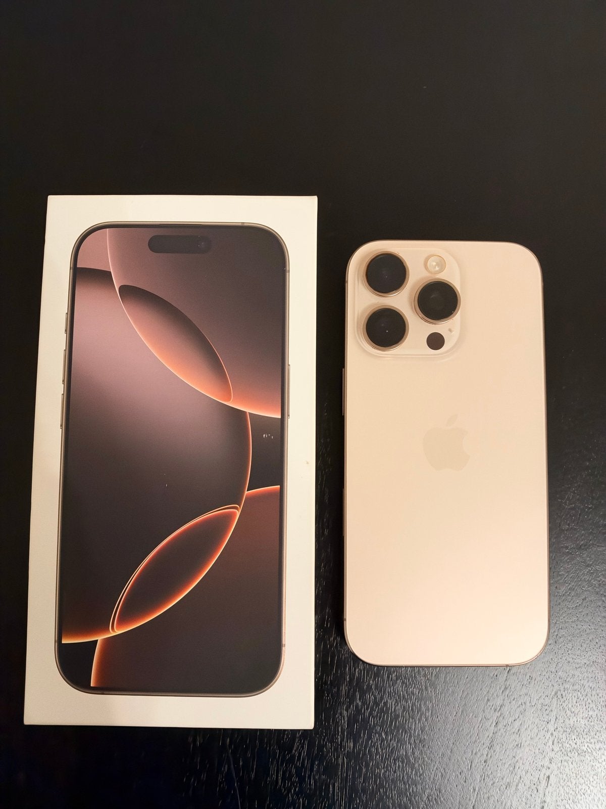 iPhone 16 Pro 128 GB Dessert Titanium - Zo goed als nieuw