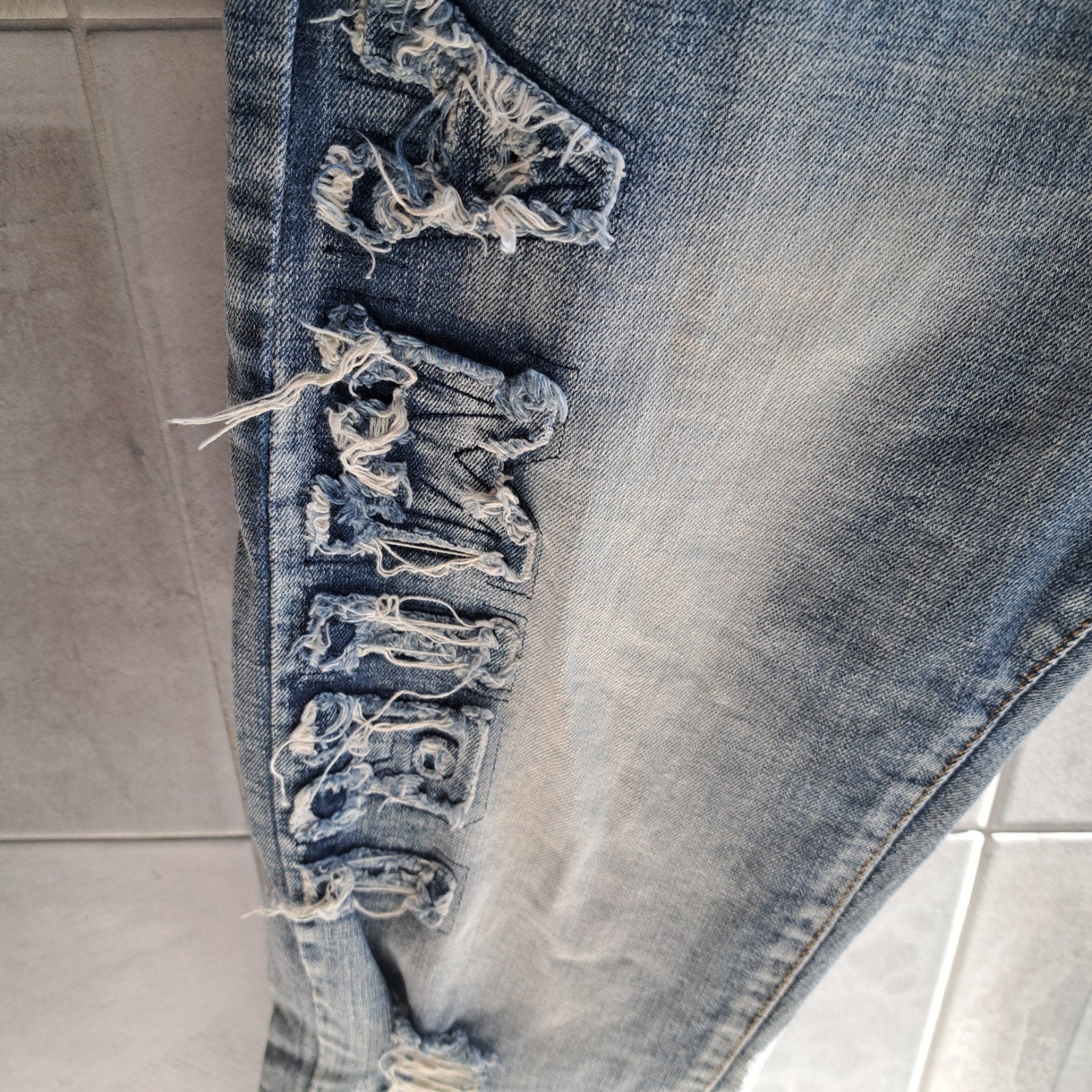 Foto 2 van Amiri stijl damaged jeans maat 32