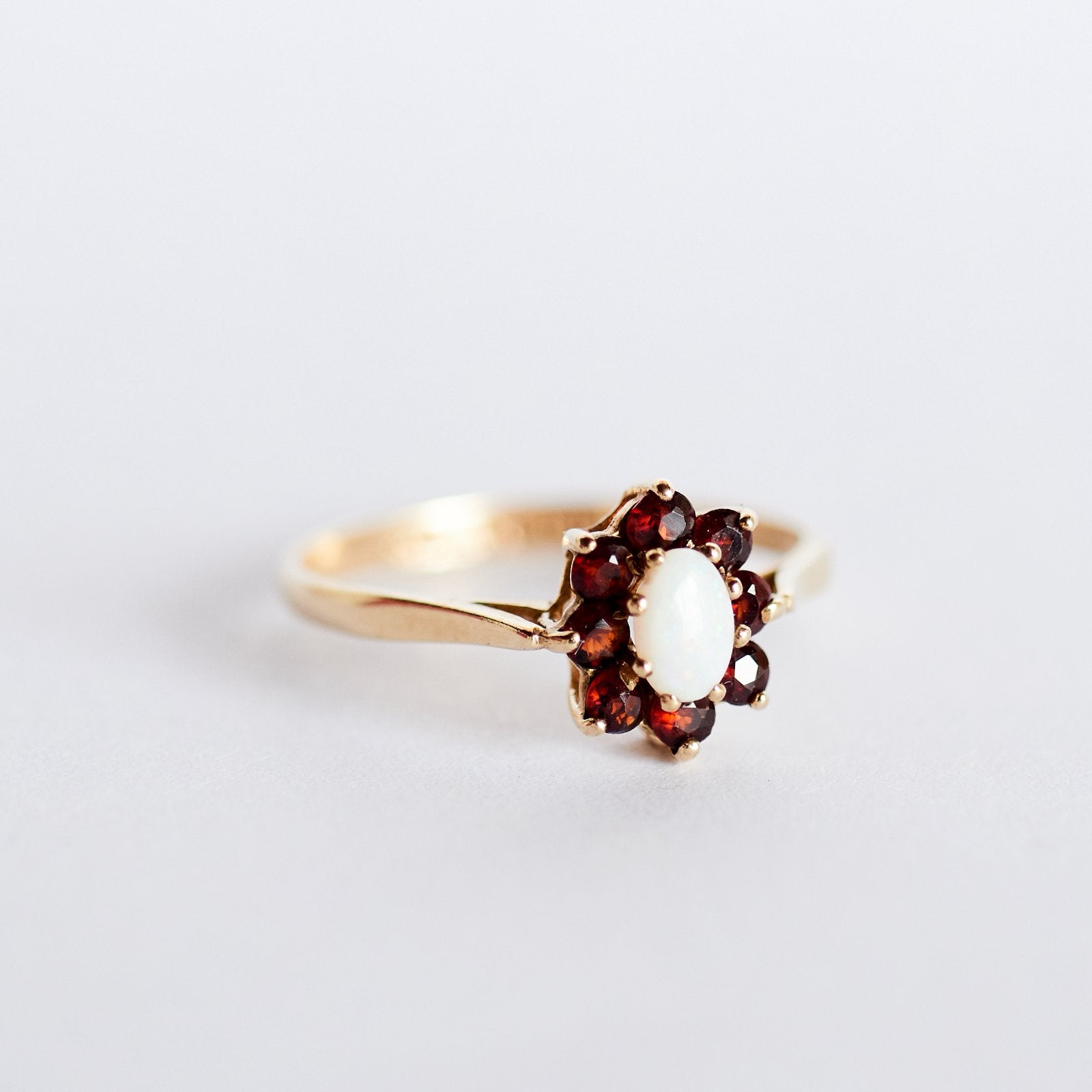 Vintage gouden ring met opaal en granaat engeland antiek 9k, Ophalen of Verzenden, Zo goed als nieuw, 17 tot 18, Met edelsteen