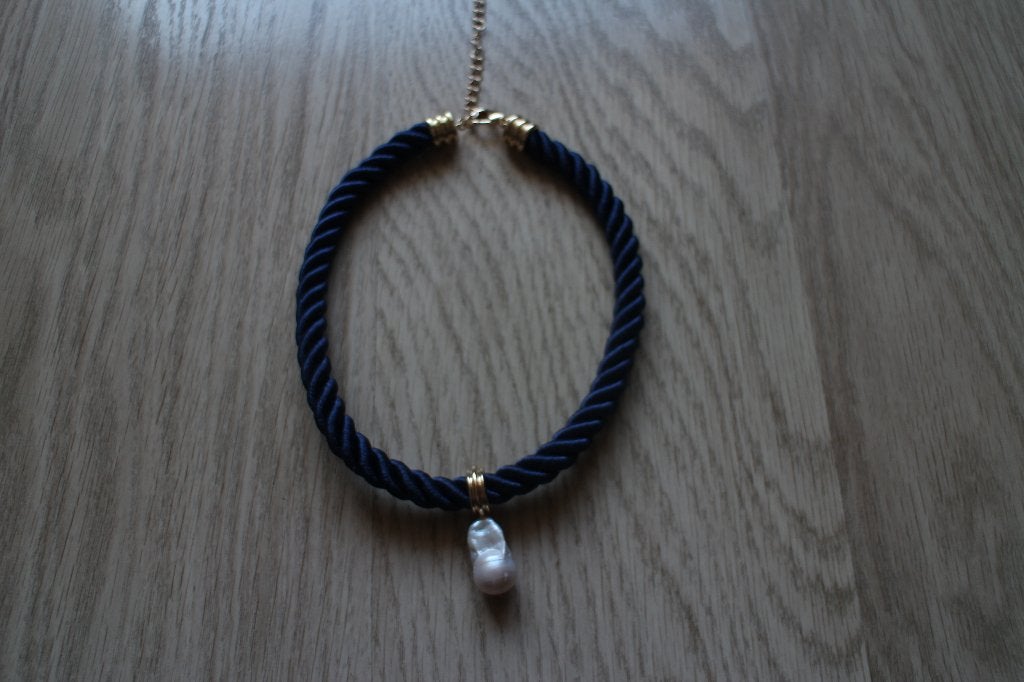1x BLAUW ZIJDE ZACHTE KETTING MET EEN ZOETWATER PAREL, Sieraden, Tassen en Uiterlijk, Blauw, Ophalen of Verzenden, Zo goed als nieuw