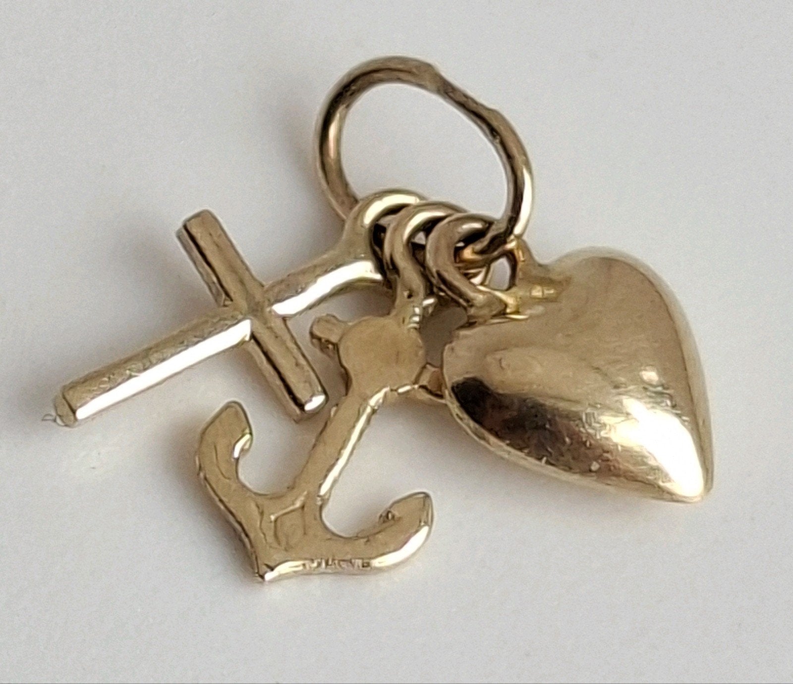 Gouden kettinghanger 14 karaat goud geloof hoop en liefde, Ophalen of Verzenden, Goud, Goud, Kruis of Symbool