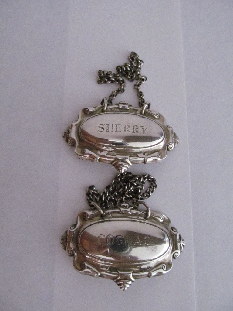 Twee vintage flessen labels, Sherry en Cognac., Ophalen, Zilver
