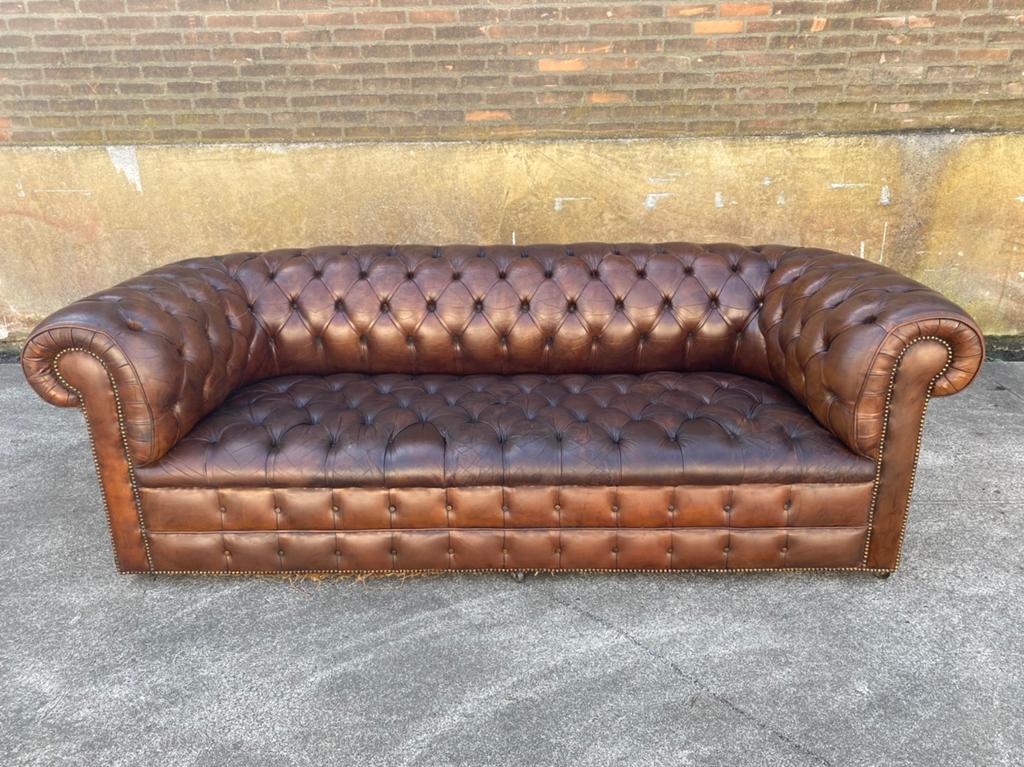 Xxl 220 breed originele Engelse vintage chesterfield 3 zits, Huis en Inrichting, Ophalen, Gebruikt, Chesterfield, Driepersoons