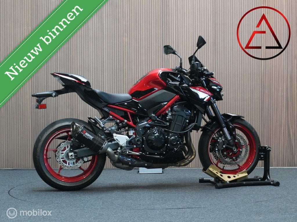 Kawasaki Z900 2024 Candy Red | Performance Pack | 7.228km, Sportuitlaat, Kawasaki, 948 cc, Bedrijf