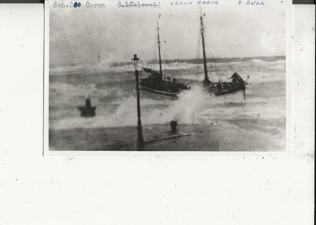 Scheveningen Sch 200  Vrouwe Maria in zwaar weer Fotokaart, Ophalen of Verzenden, 1940 tot 1960, Ongelopen, Zuid-Holland