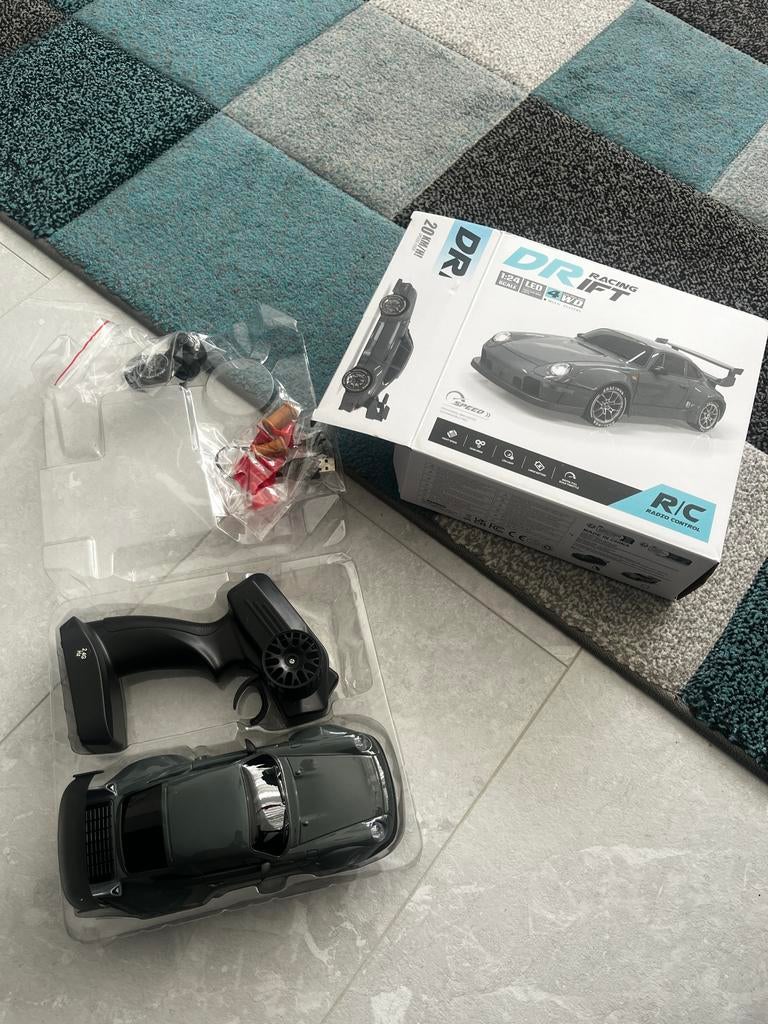 RC Drift Auto 1/24 - Zo goed als nieuw met doos en onderdele, Hobby en Vrije tijd, Modelbouw | Radiografisch | Auto's, Zo goed als nieuw