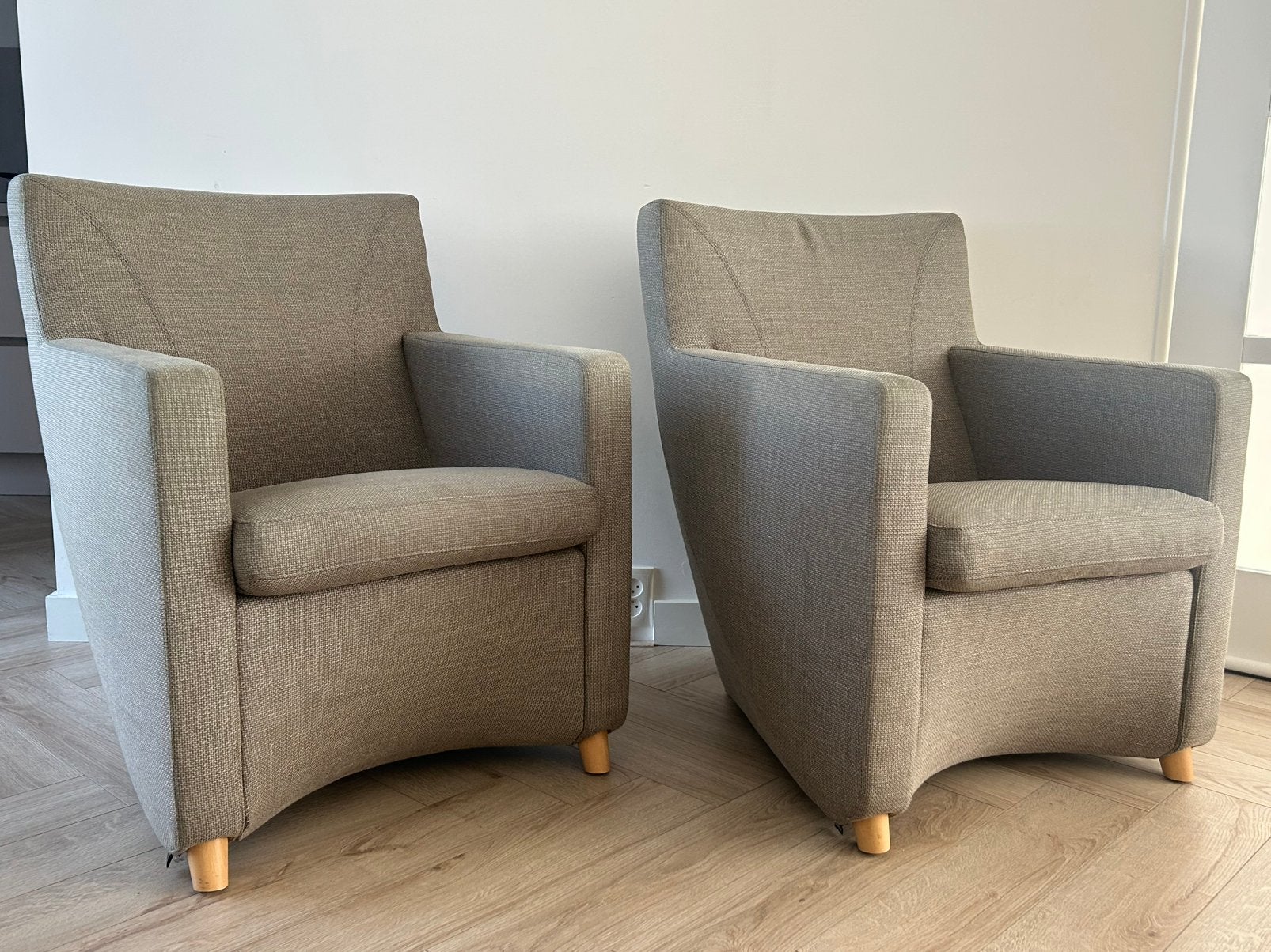2x Dolcinea Leolux fauteuils. Lichte grijze stoffering., Ophalen of Verzenden, Zo goed als nieuw, Grijs, Twee