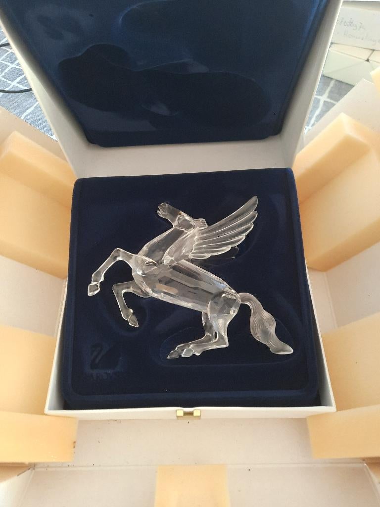 Swarovski. Jaarstuk Pegasus 1998 in box, Verzamelen, Ophalen of Verzenden, Zo goed als nieuw, Figuurtje