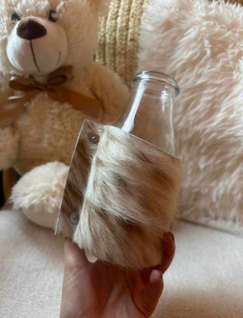 Handgemaakte glazen fles met afneembare leren (harige) hoes, Huis en Inrichting, Woonaccessoires | Vazen, Ophalen of Verzenden