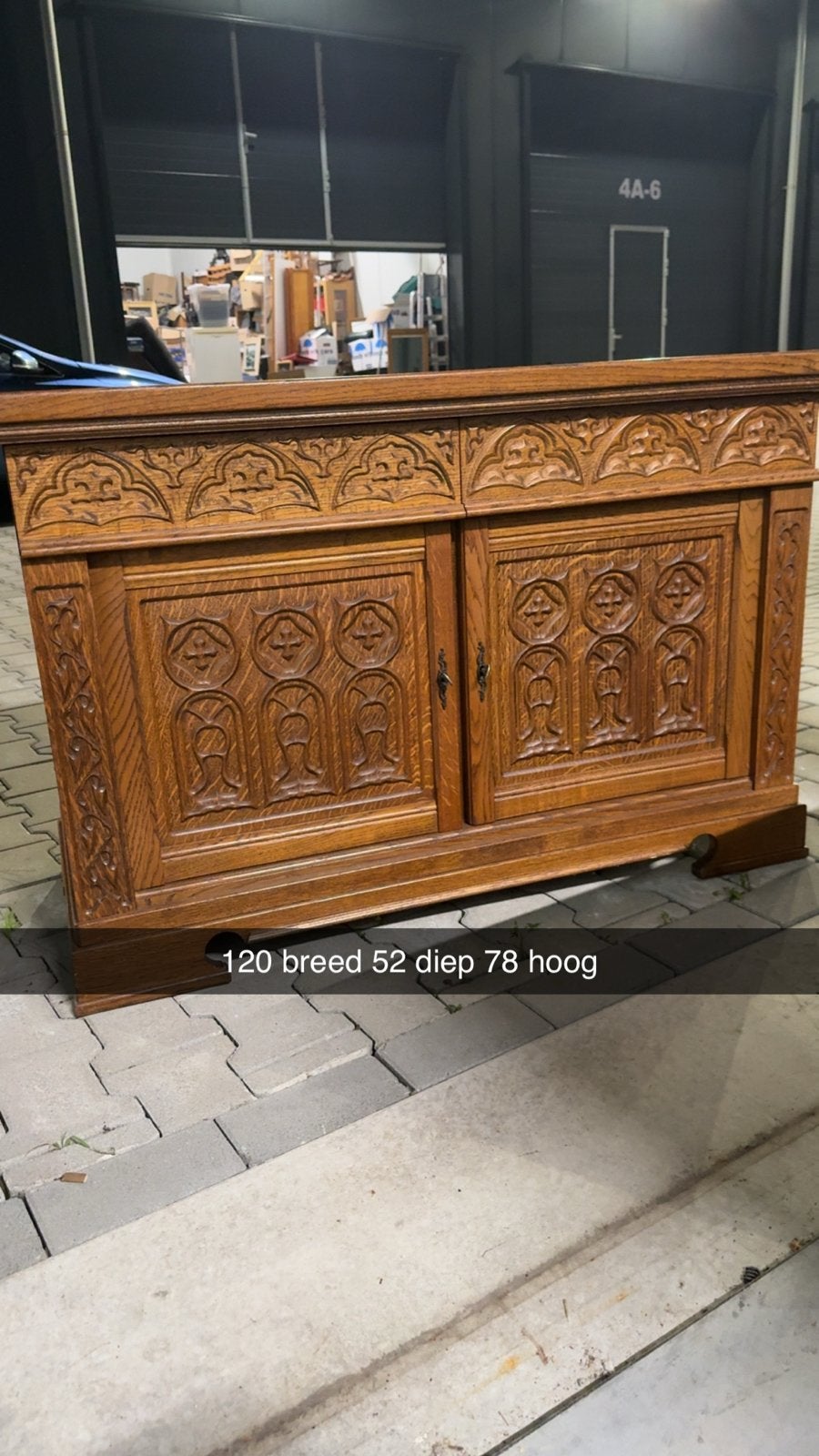 Antiek houten dressoir met sierlijk houtsnijwerk, Ophalen