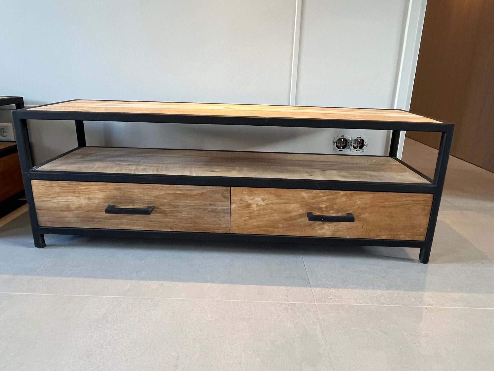 Tvmeubel massief mango hout en staal, Huis en Inrichting, Ophalen, 100 tot 150 cm, Zo goed als nieuw, Minder dan 100 cm