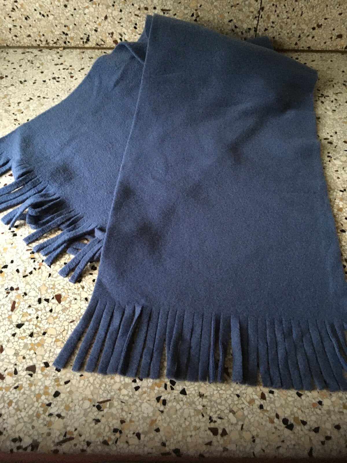 Grijsblauwe fleece sjaal — NIEUW, Ophalen of Verzenden, Nieuw, Maat 46/48 (XL) of groter, Sjaal