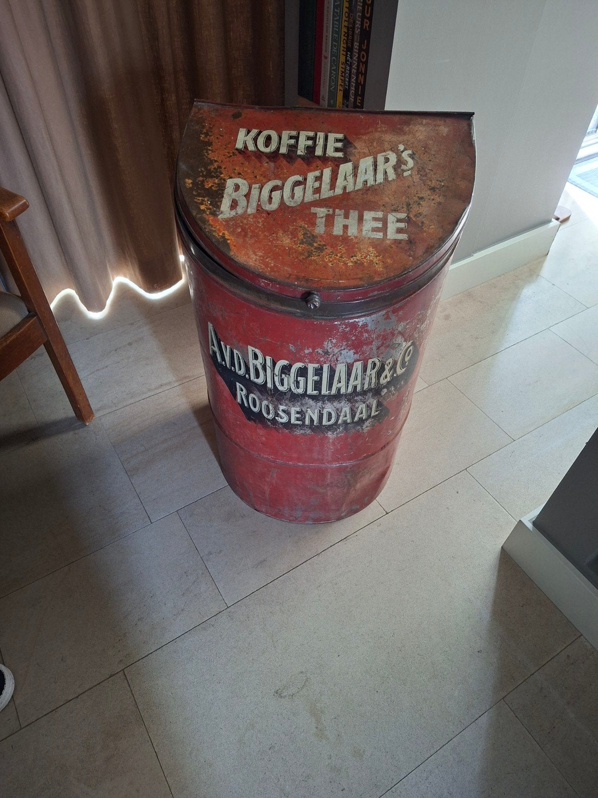 Biggelaar koffie voorraadblik, Ophalen