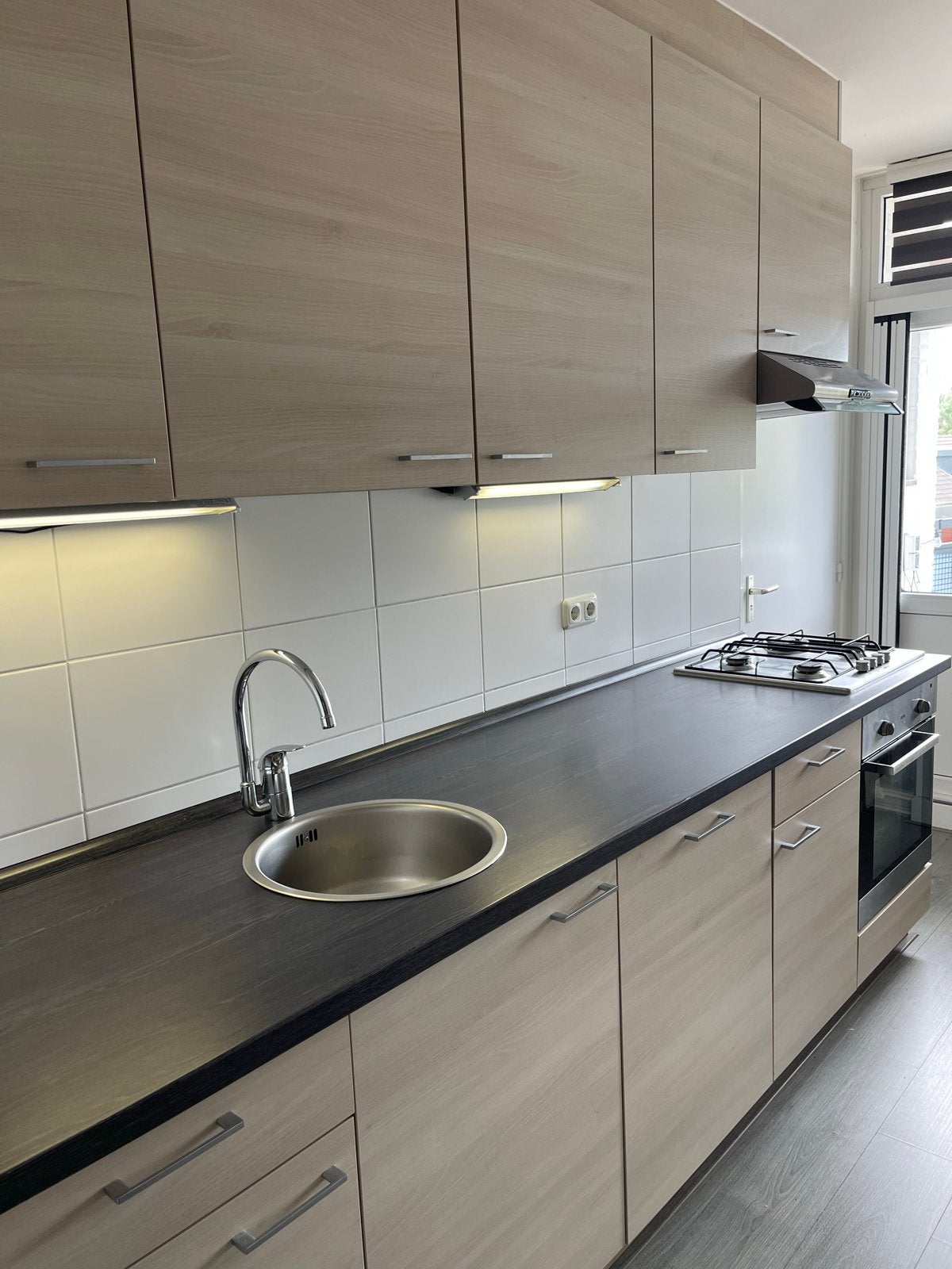 Complete keuken met inbouwapparatuur, Ophalen, Gebruikt, Bruin, Enkelwandige keuken