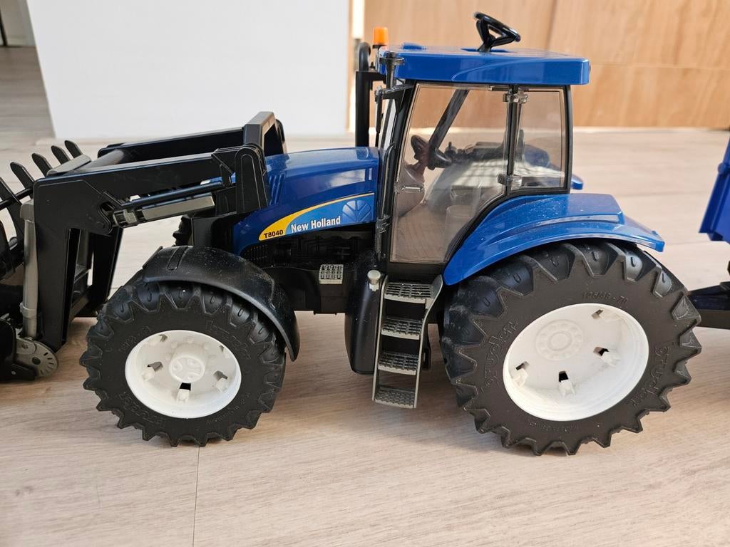 New Holland tractor met kar T8040 Bruder, Kinderen en Baby's, Speelgoed | Speelgoedvoertuigen, Ophalen, Gebruikt