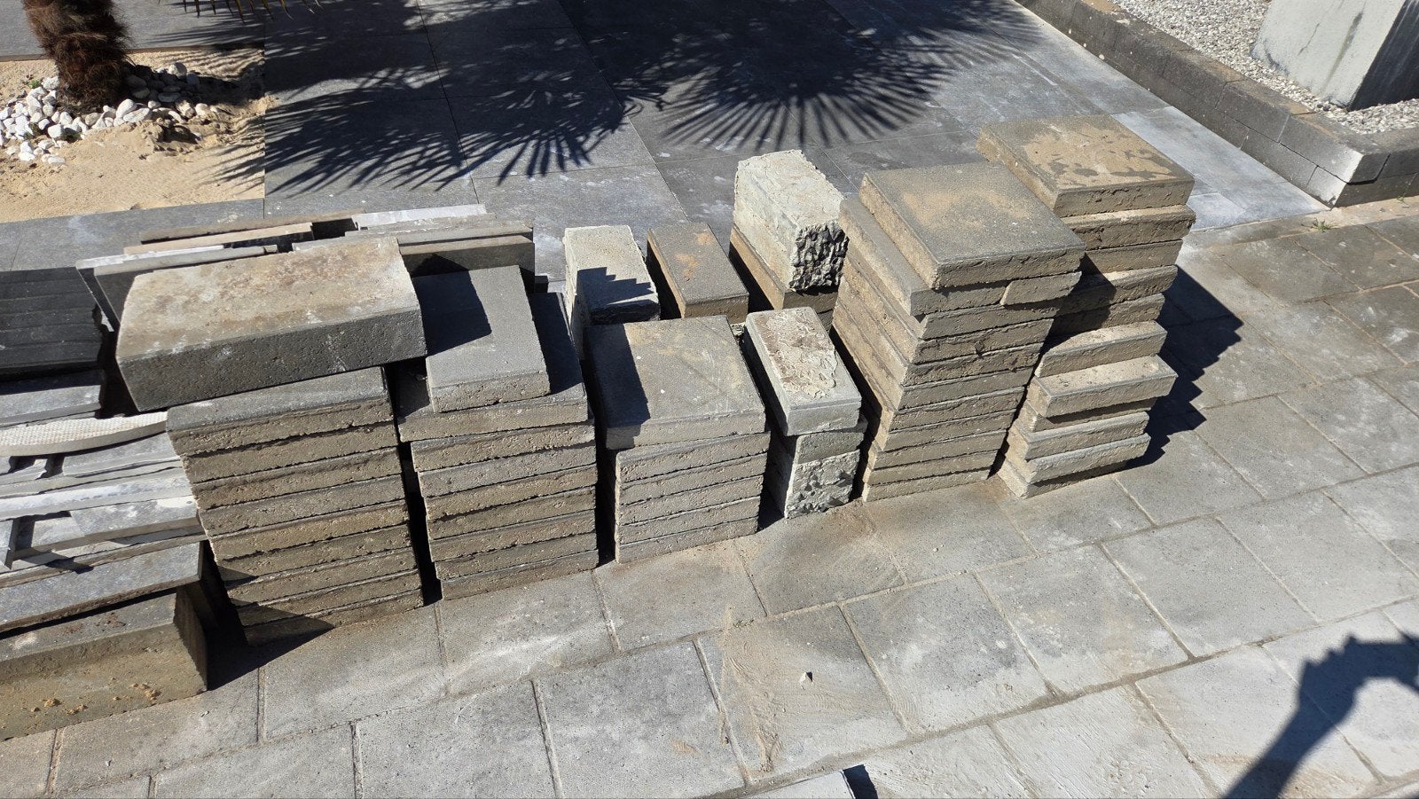 Gratis gebruikte stoeptegels en banden, Tuin en Terras, Tegels en Klinkers, Gebruikt, Ophalen of Verzenden, 10 m² of meer, Beton