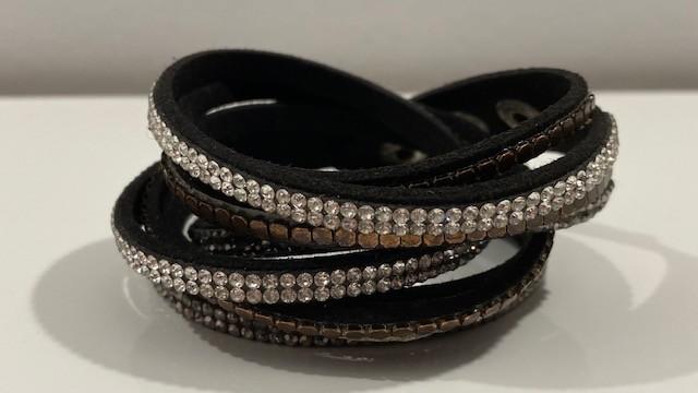 Zwarte armband met strass en studs, Gebruikt, Zwart, Leer, Ophalen of Verzenden