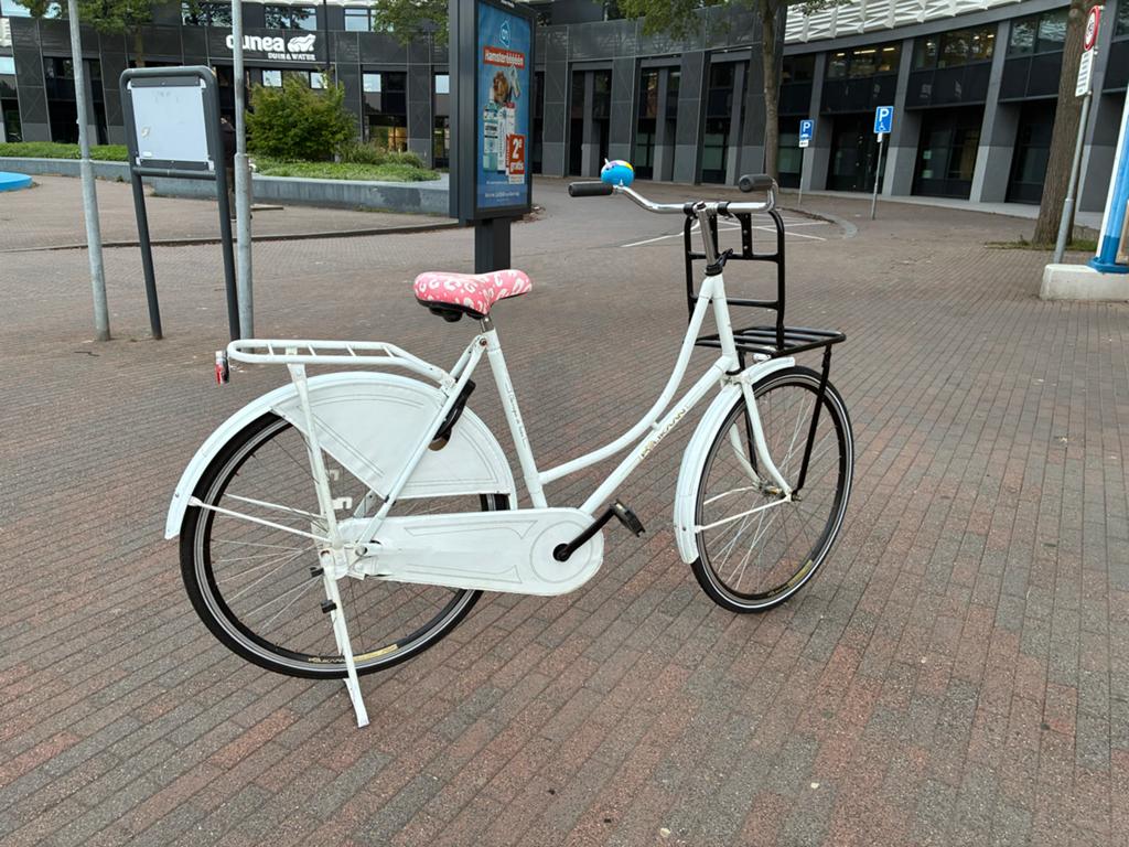Klassieke witte omafiets 28 inch met terugtraprem, Fietsen en Brommers, Fietsen | Dames | Omafietsen, Ophalen of Verzenden, Gebruikt