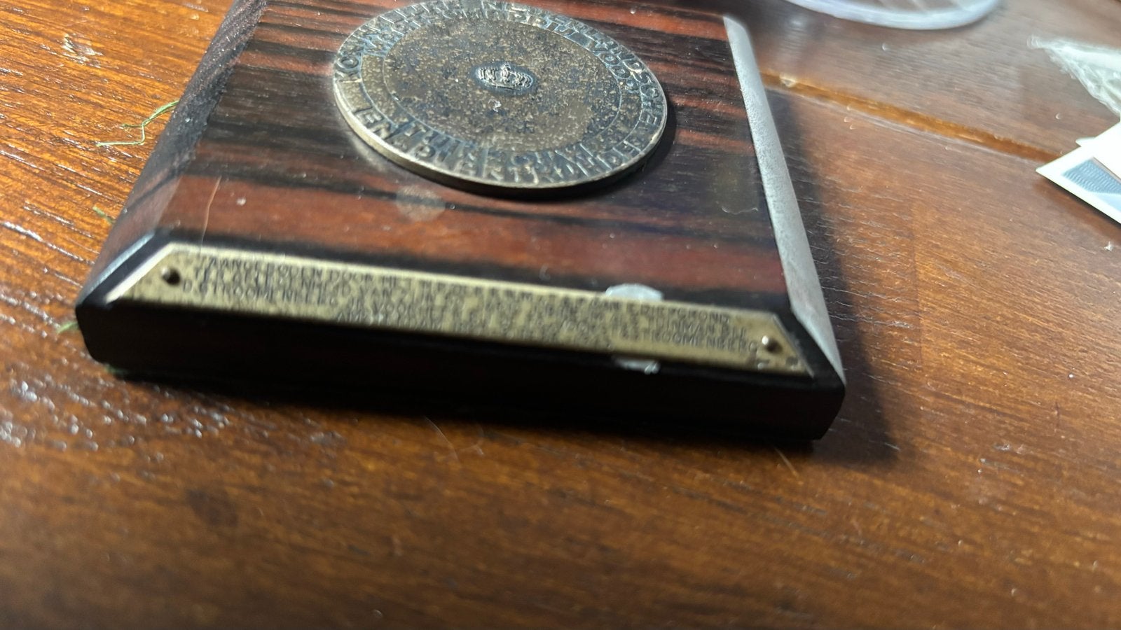Nederlandse Herdenkingspenning 1945 op Houten Voetstuk, Postzegels en Munten, Munten en Bankbiljetten | Toebehoren, Ophalen of Verzenden
