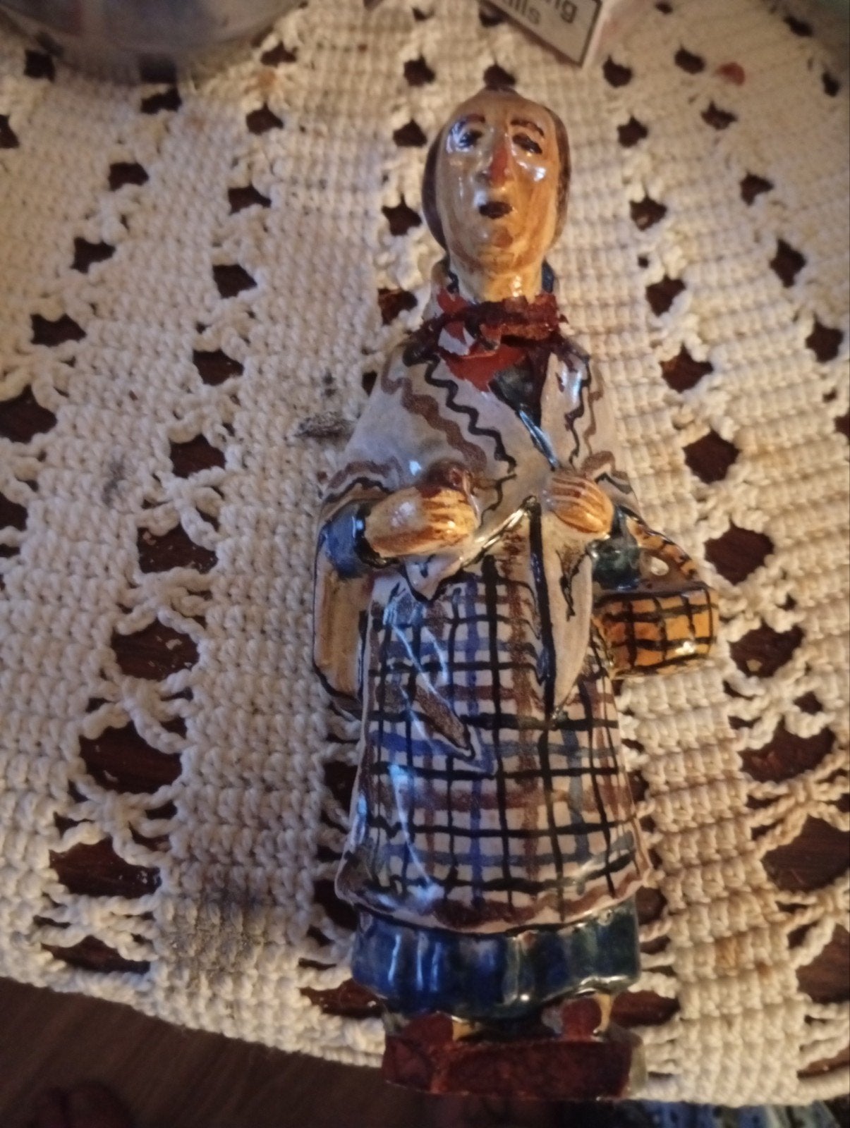 Vintage keramieken beeldje vrou met mand, Verzamelen, Beelden en Beeldjes, Ophalen of Verzenden