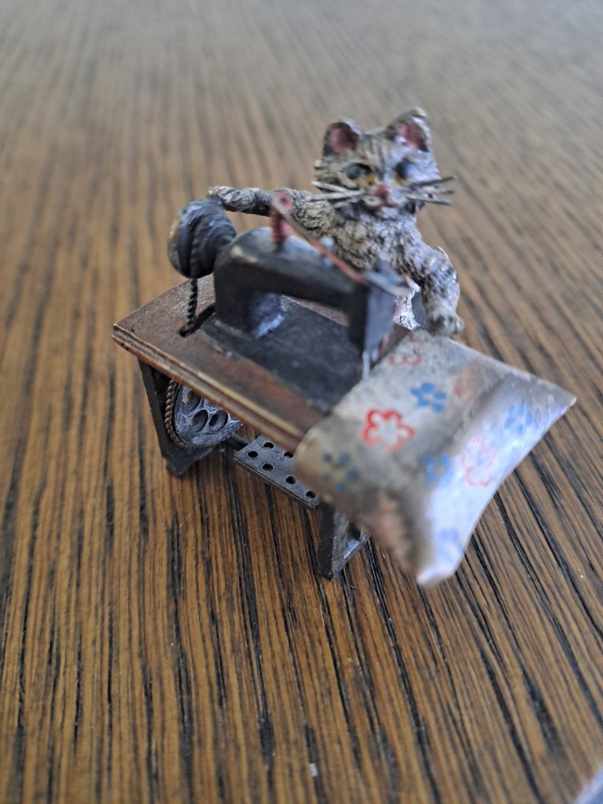 Miniatuur kat met naaimachine, cat Dress Maker, Ophalen of Verzenden, Zo goed als nieuw, Naaimachine, Overige merken