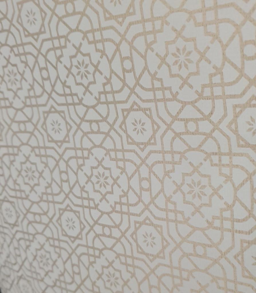 13719 Vintage symmetrisch behang in wit en goud swiet, Verzenden, Wit
