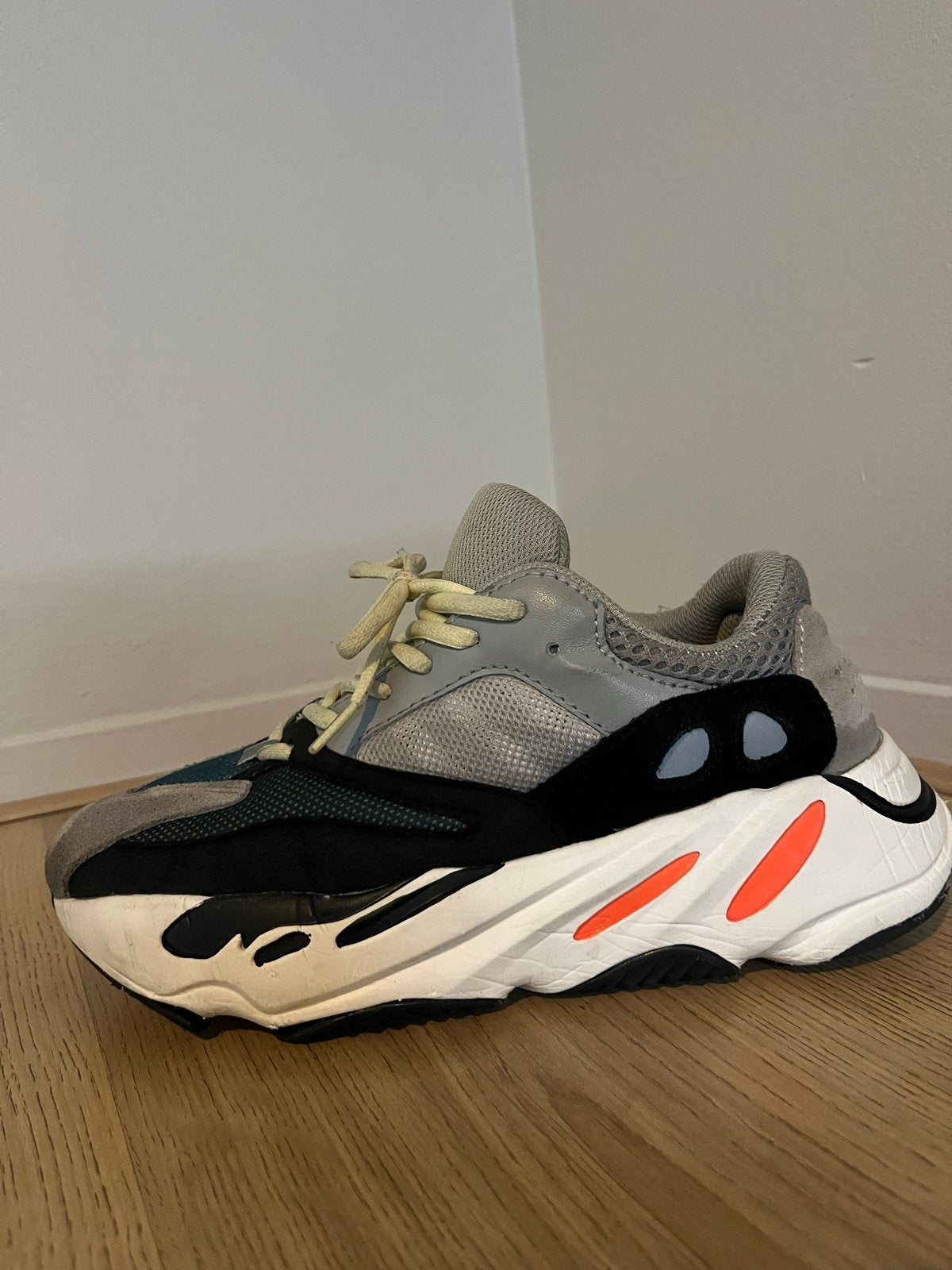 Adidas Yeezy Boost 700 Wave Runner - Maat 42, Kleding | Heren, Ophalen of Verzenden, Gedragen, Overige kleuren, Sneakers of Gympen