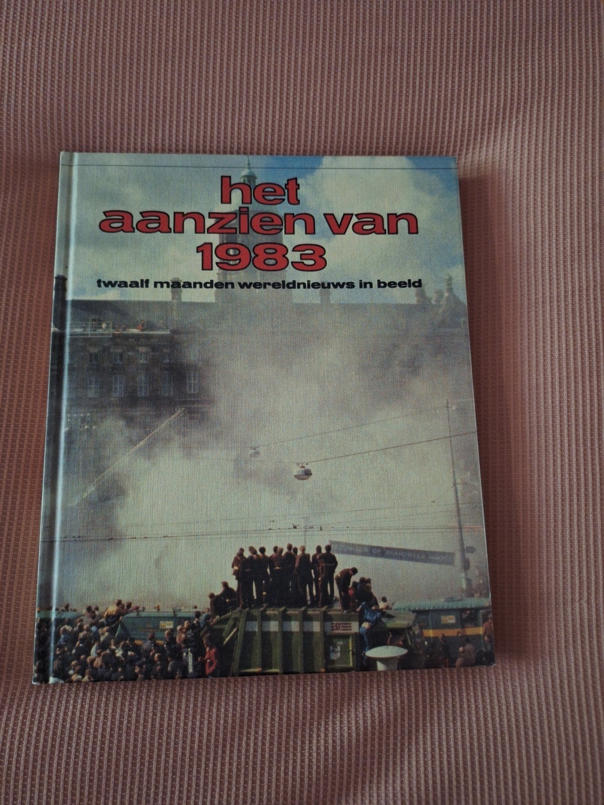 Boek: het aanzien van 1983, Boeken, Ophalen of Verzenden