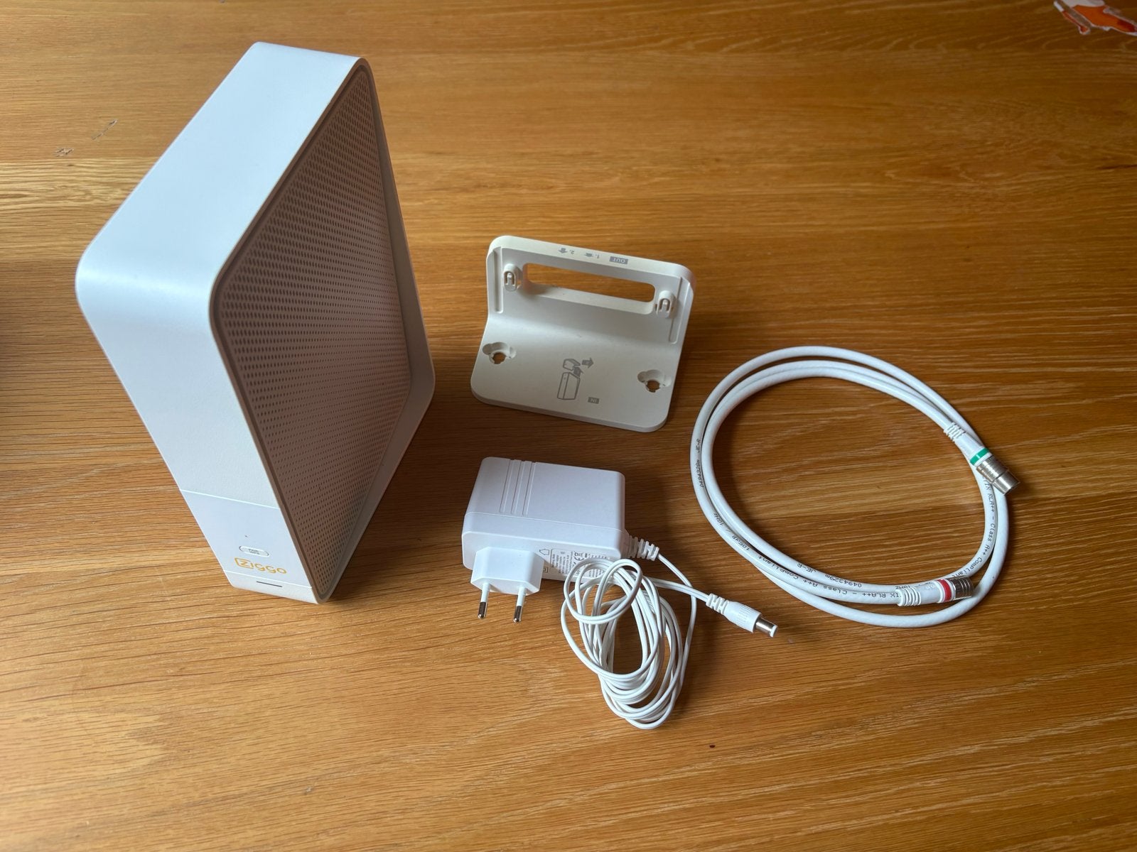 Ziggo Connectbox Router met modem en accessoires, Ophalen of Verzenden, Zo goed als nieuw, Router met modem