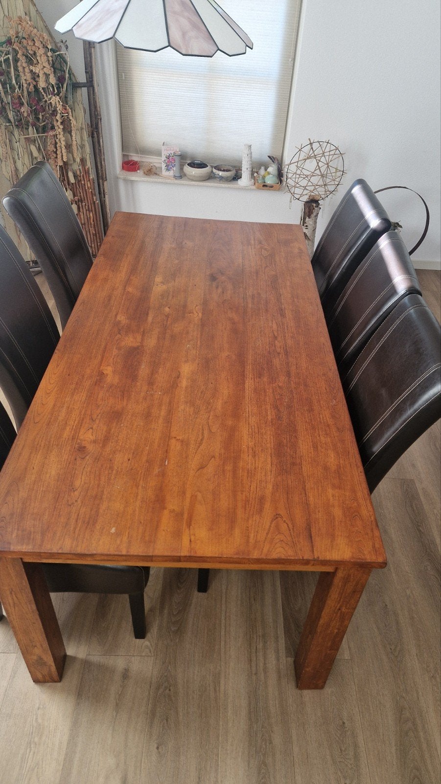 Eethoek kersenkleur met 6 bruine lederlook stoelen, Huis en Inrichting, Ophalen, Gebruikt, 4 tot 6 stoelen
