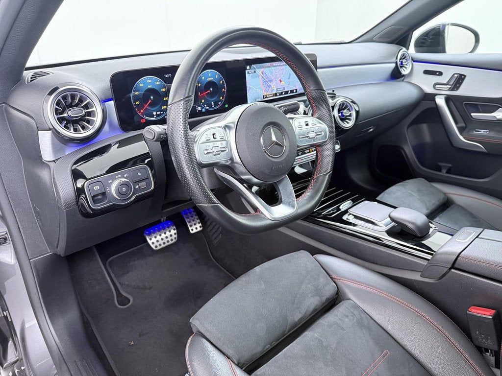 Mercedes-Benz A-klasse 180 AMG Business Solution | Panorama, Auto's, Mercedes-Benz, 136 pk, Gebruikt, 4 cilinders, Leder en Stof