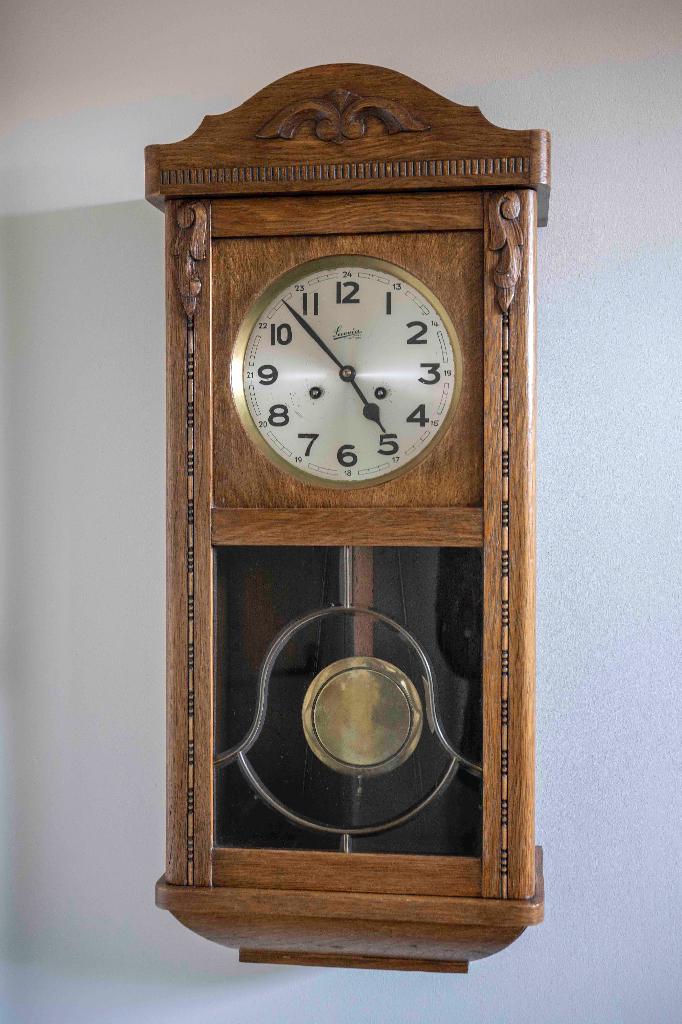 antieke houten hangklok, Ophalen