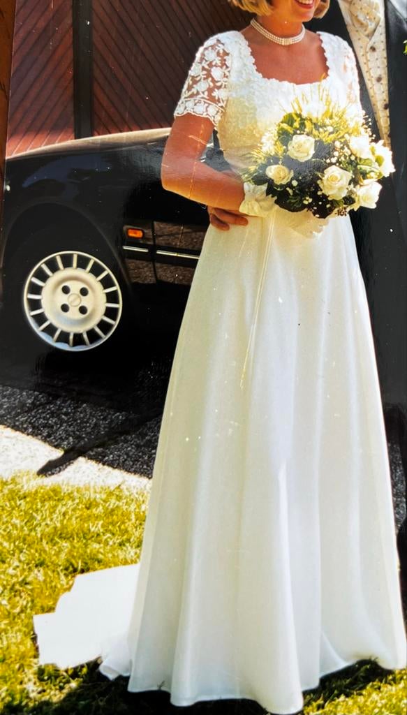 Elegante Bruidsjurk met kant/ parelknoopjes, Linea Raffaelli, Ophalen, Gedragen, Wit, Trouwjurk