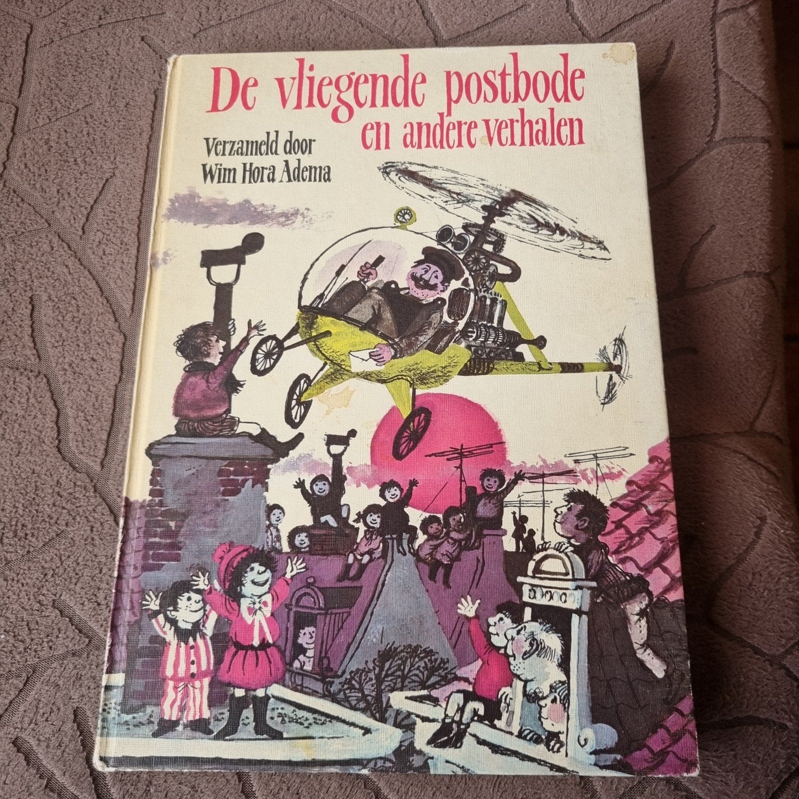De Vliegende Postbode en andere verhalen - Wim Hora Adema, Boeken, Ophalen of Verzenden, Gelezen, Wim Hora Adema, Fictie