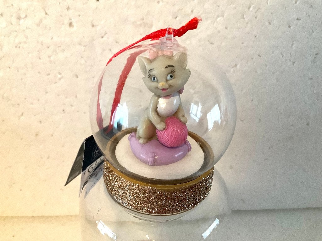Disney Aristocats - globe - kerstbal - Marie, Ophalen of Verzenden, Overige figuren, Zo goed als nieuw, Beeldje of Figuurtje
