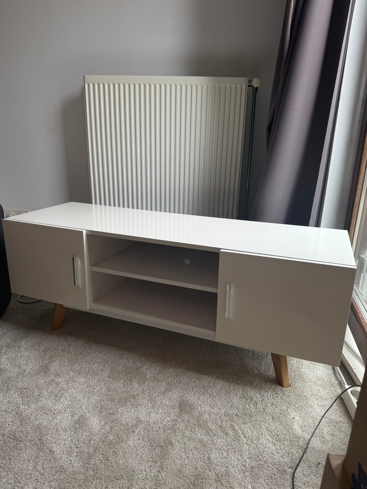 TV-meubel wit (120x40x46cm) met opbergruimte en houten poten, Huis en Inrichting, Kasten | Televisiemeubels, Ophalen, Gebruikt