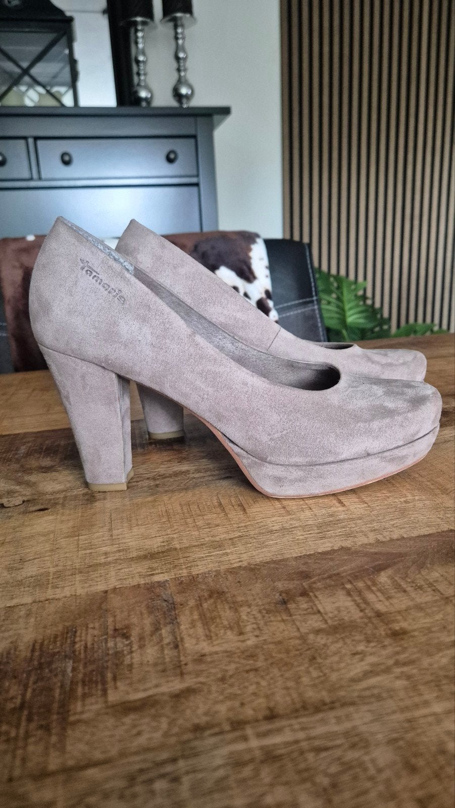 Tamaris Suède Pumps Maat 39 - Weinig Gedragen, Tamaris, Beige, Ophalen of Verzenden, Schoenen met hoge hakken
