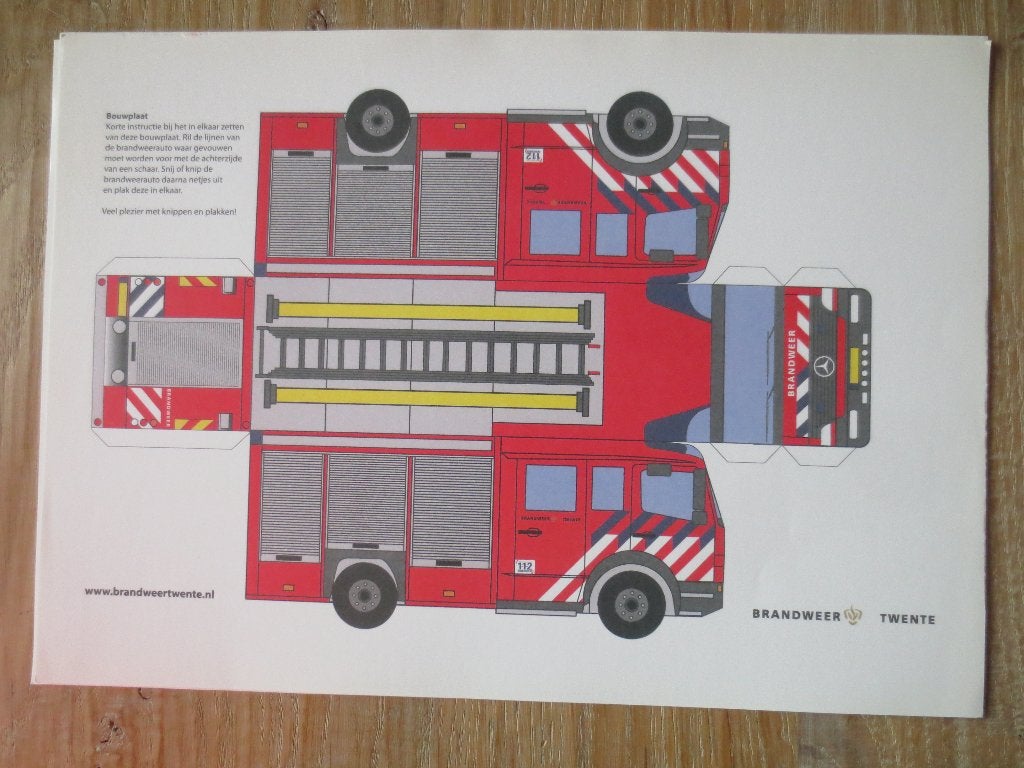 Knutselplaten -Bouwplaten - knippen - plakken- brandweerauto, Hobby en Vrije tijd, Voertuigen, Nieuw, Ophalen of Verzenden, Papier of Karton