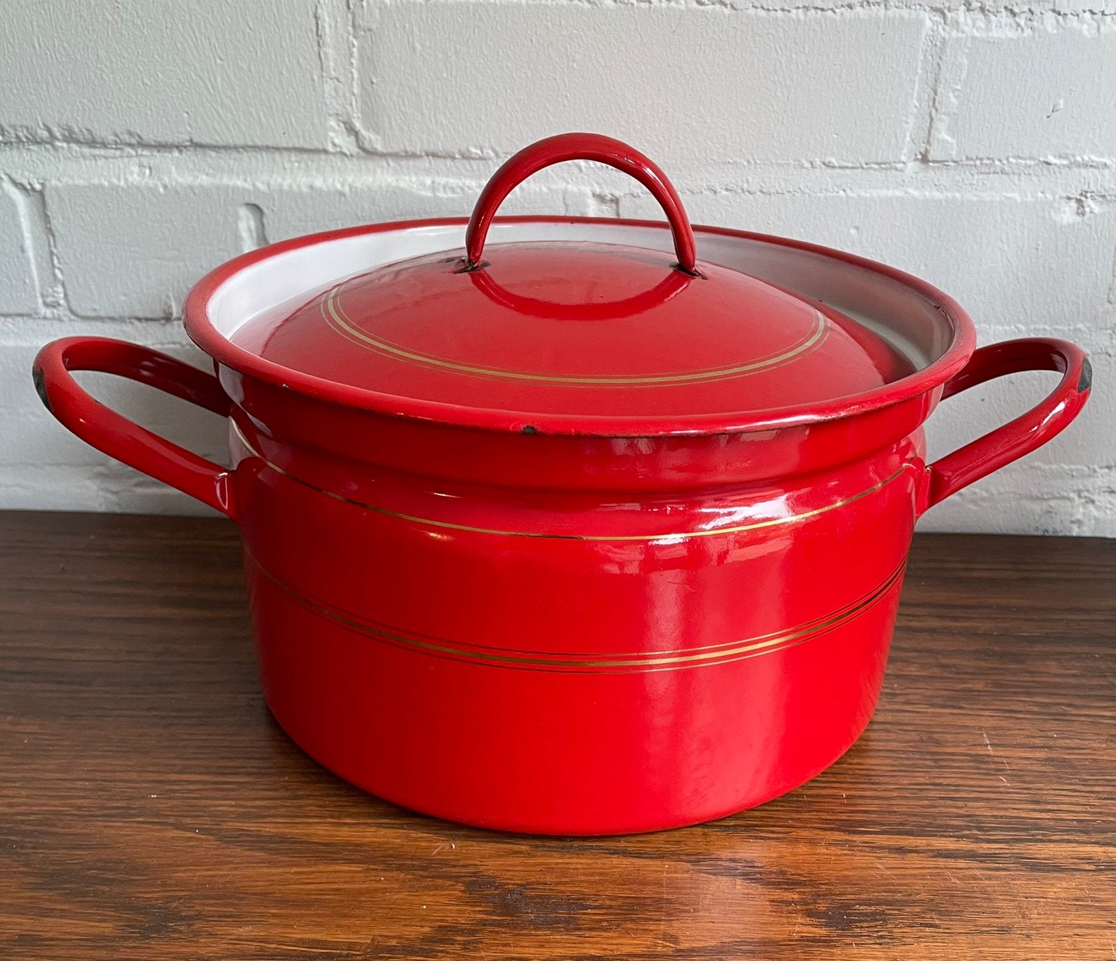 Een rode emaille pan met gouden biezen, Ophalen of Verzenden