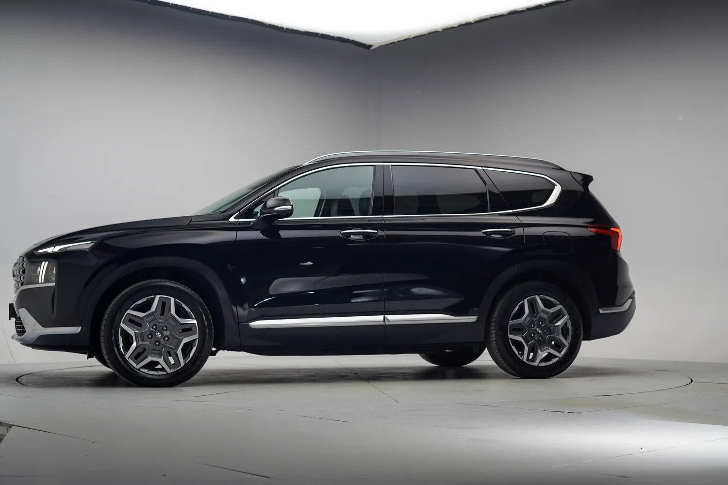 Hyundai Santa Fe 1.6 T-GDI PHEV Premium Aut. [ 360°Cam Lede, Auto's, Gebruikt, 4 cilinders, Zwart, Bedrijf