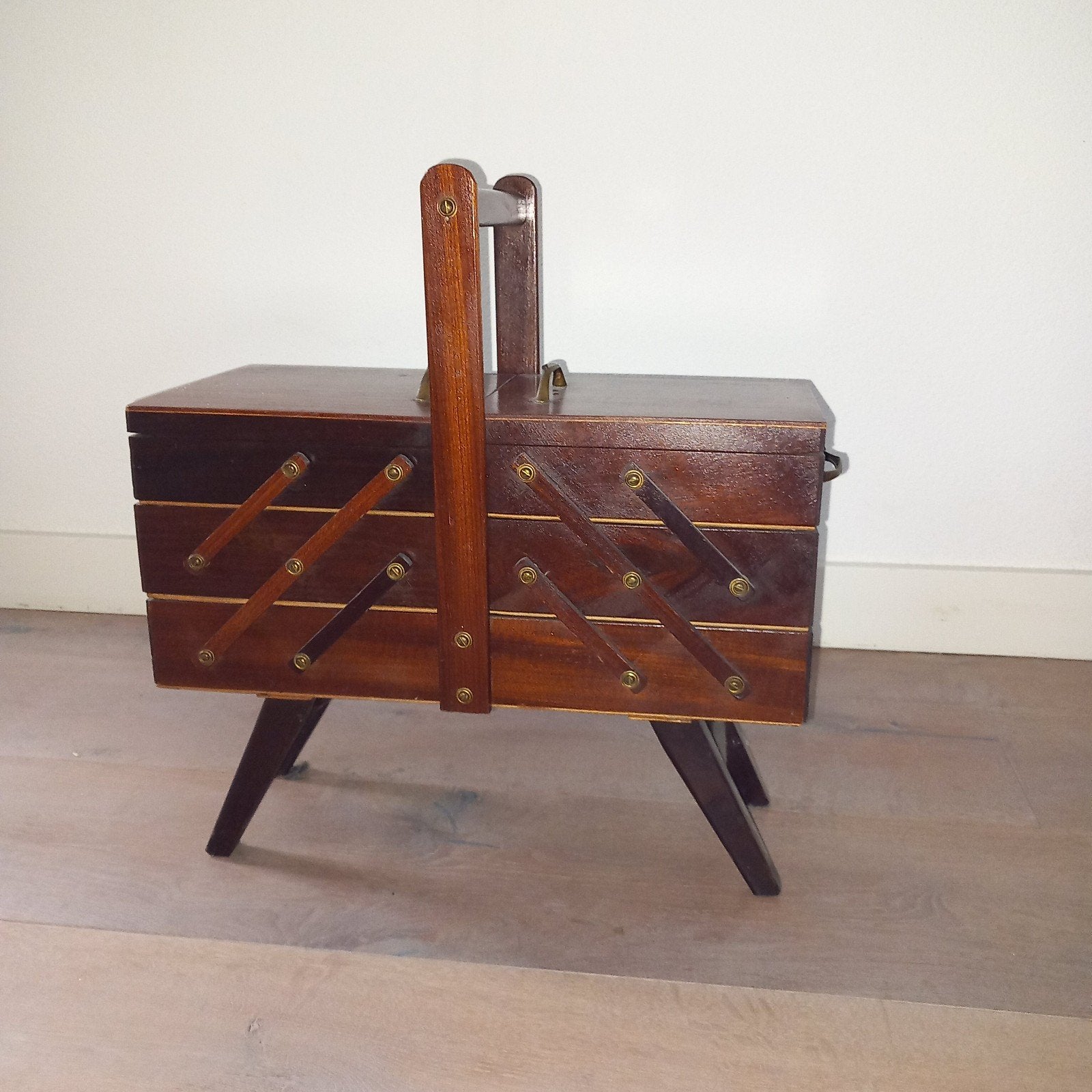 Vintage houten naaidoos op pootjes, Ophalen of Verzenden, Zo goed als nieuw