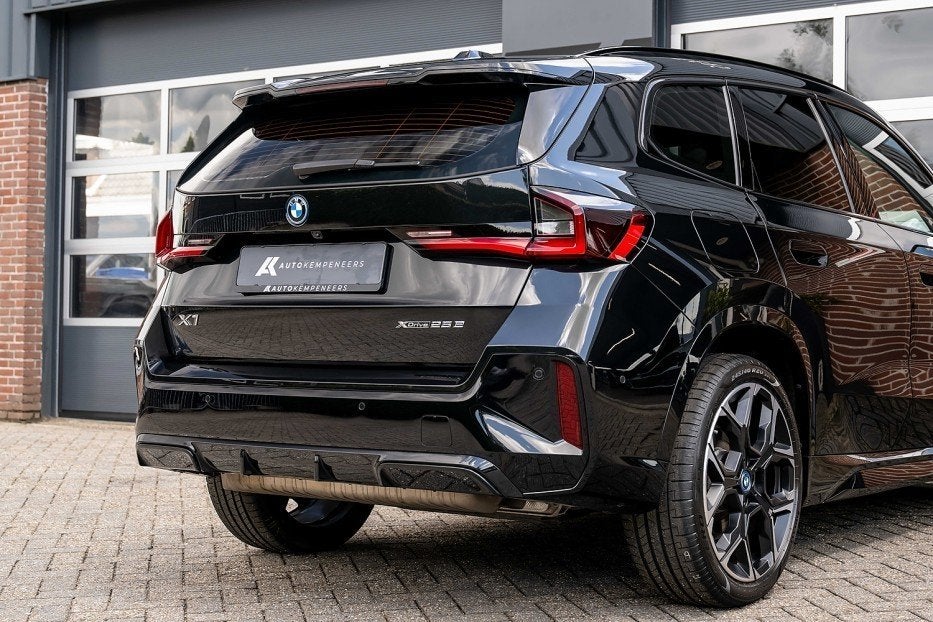 BMW X1 xDrive25e M Sport | Driving Ass. Plus | 20' Inch | Co, Automatische klimaatregeling, Gebruikt, Alcantara, Zwart